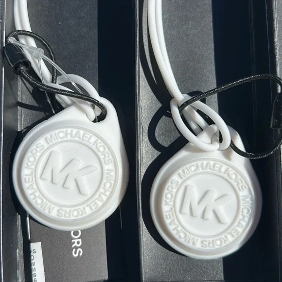 🔥low start🔥Michael Kors NWT in the Box white silicon Air Tags cover - Picture 2 of 7